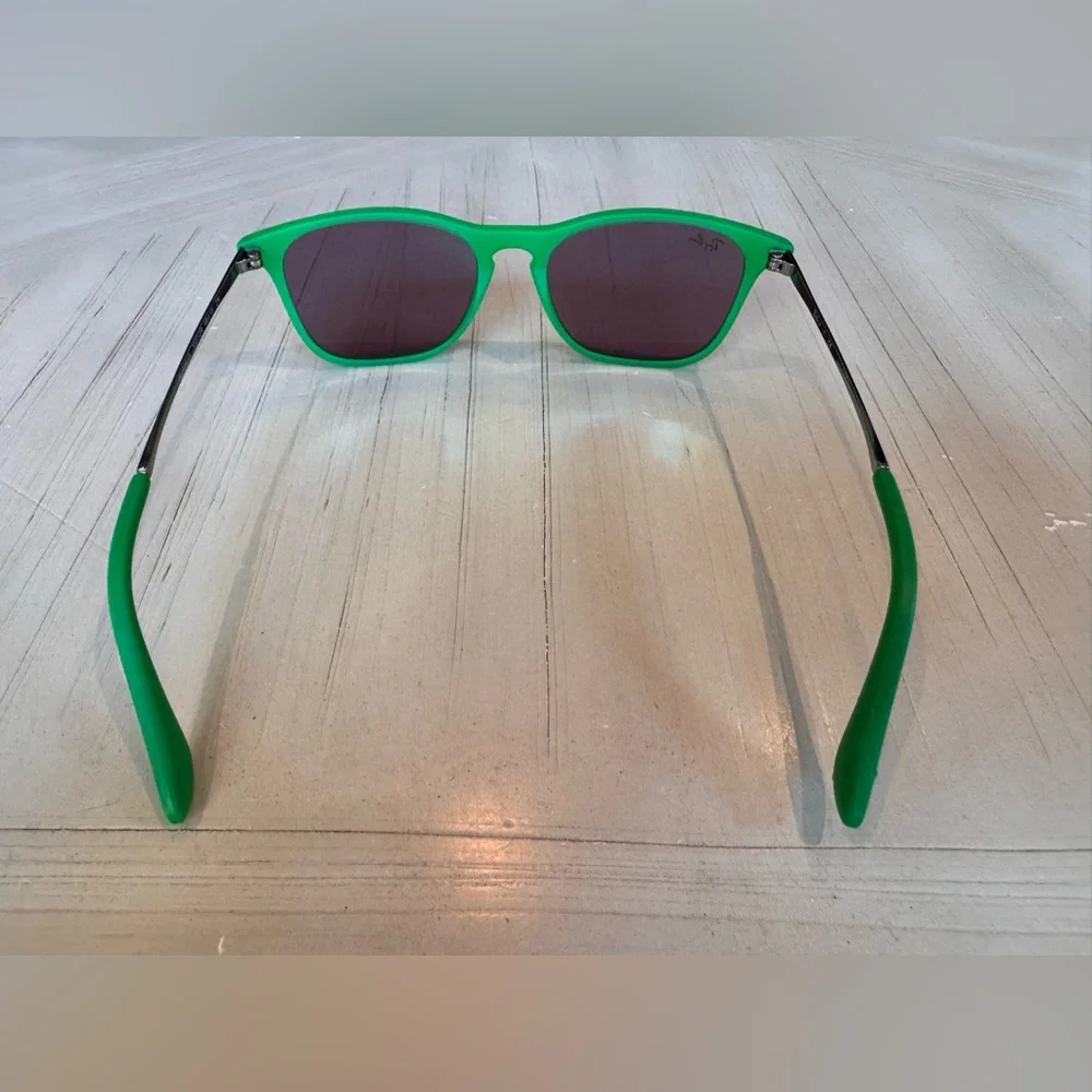RAY-BAN KIDS Unisex Green Mirrored Lens Rubber Frame Sunglasses – (Retired)